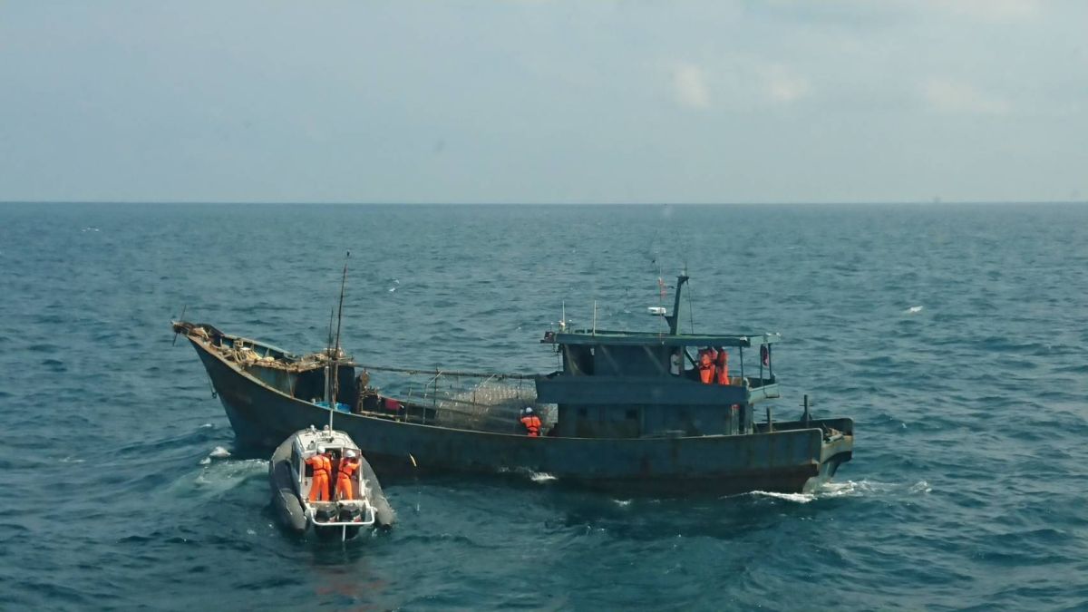 ▲澎湖艦攔截時大陸船員竟作勢跪地求饒，花樣百出，不過海巡人員仍依法執行登檢並控制該船，押返馬公隊部調查。（圖／澎湖海巡隊提供）