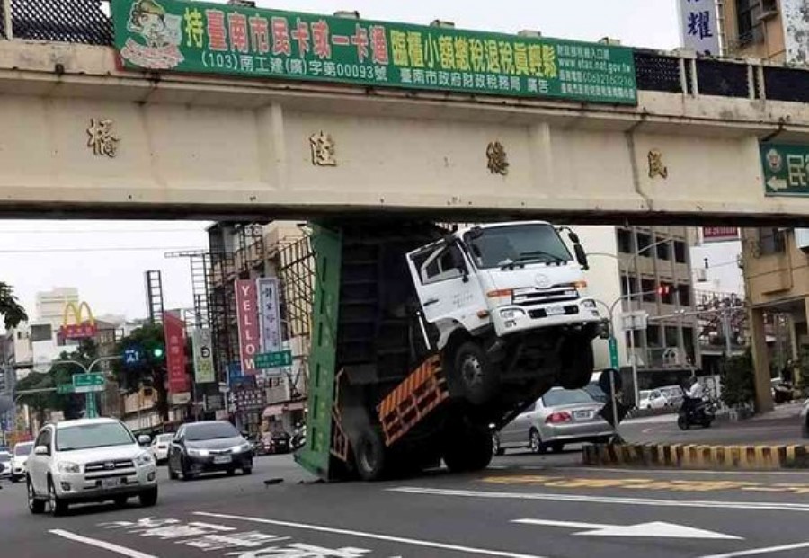 ▲貨車駕駛忘了將車斗放下就開上路，結果悲劇了。（圖／記者陳聖璋翻攝臉書）