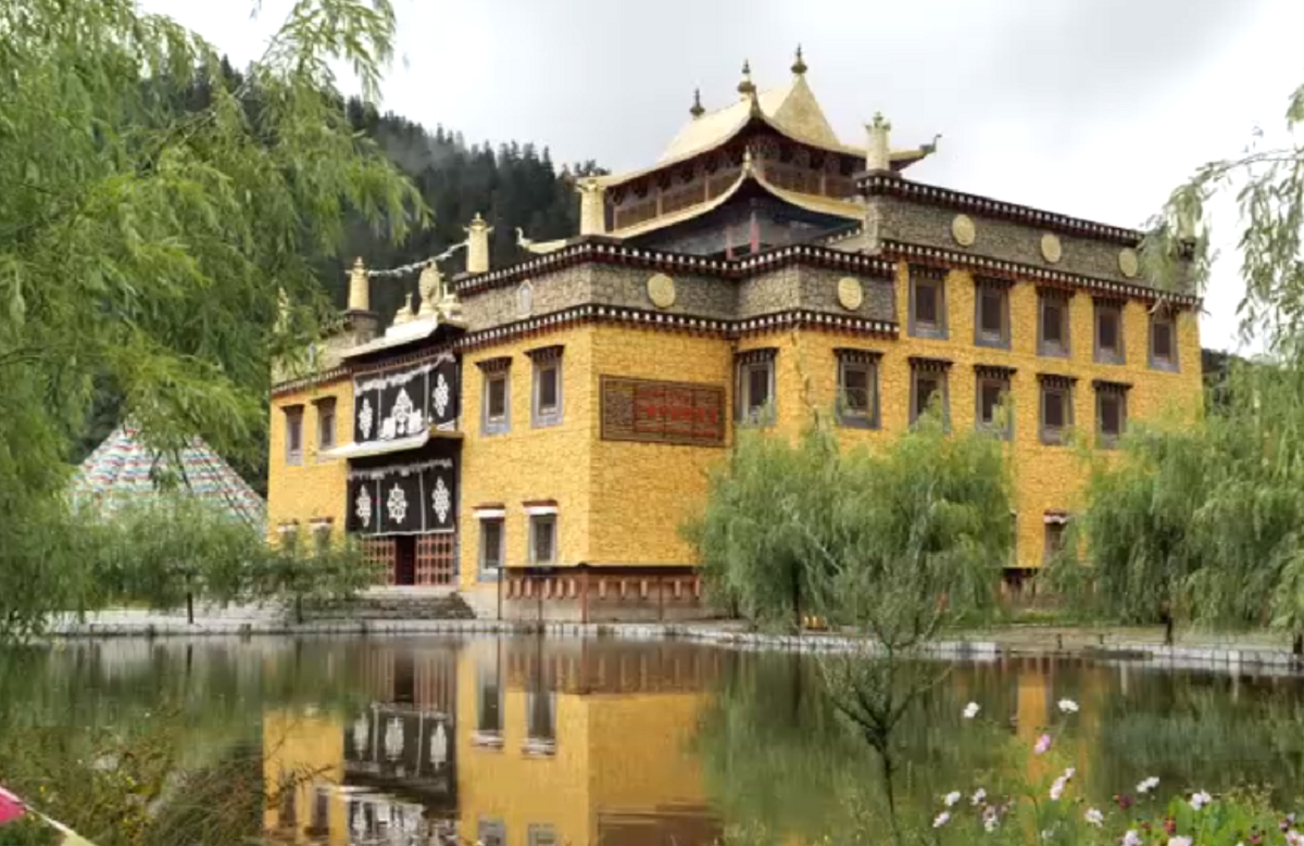 ▲來到雲南香格里拉，想要深刻瞭解藏民文化，可以到格里拉第一村，也就是「霞給藏族文化村」，這裡展示多項靜態及動態的藏族文化。（圖／截取自影片）