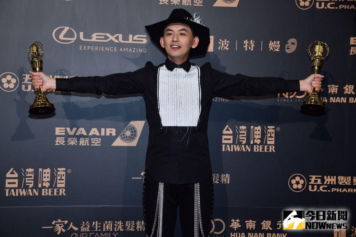 ▲黃子佼開心領獎。（圖／NOWnews攝影中心）