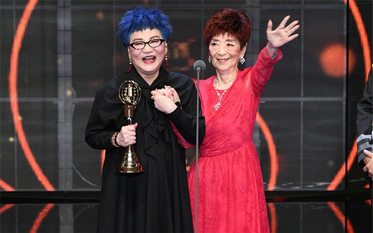 ▲張小燕與94歲老母共享獲頒終身成就獎榮耀。（圖／三立提供）