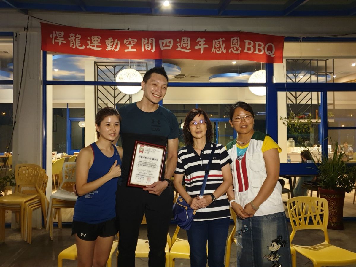 ▲悍龍老闆魏銘佑受家扶資助16年，認養人楊媽媽(右二）視他如子，欣慰他人生路走得很穩健。（圖／金武鳳攝，2019.10.6)