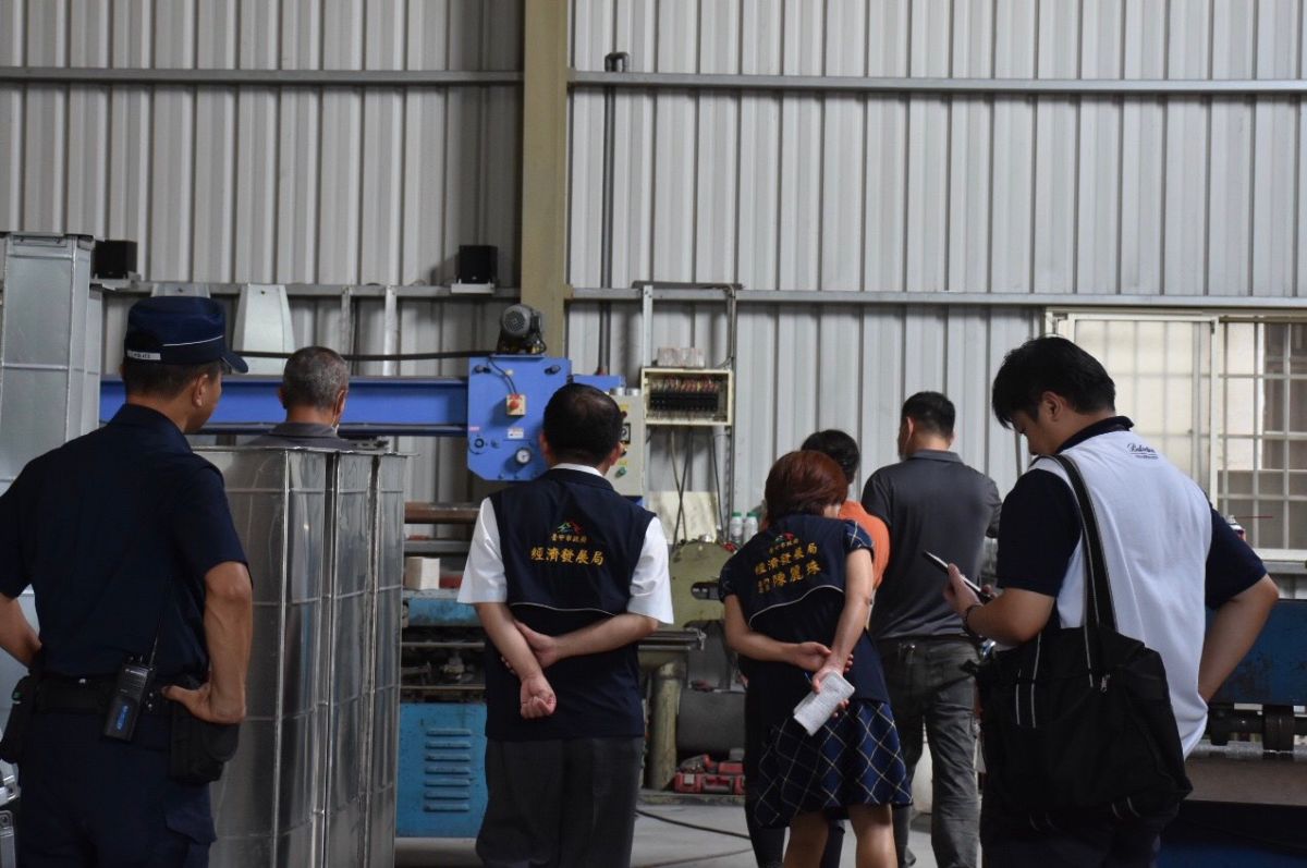 ▲台中市政府將全面清查違章工廠，啟動「快速打擊」機制，全年無休，週日照常出動。 (圖／市政府提供2019.10.6)