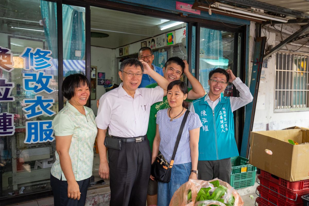 台北市長柯文哲6日前往桃園市仁德宮參拜，並與民眾合影。（圖／柯粉俱樂部提供）