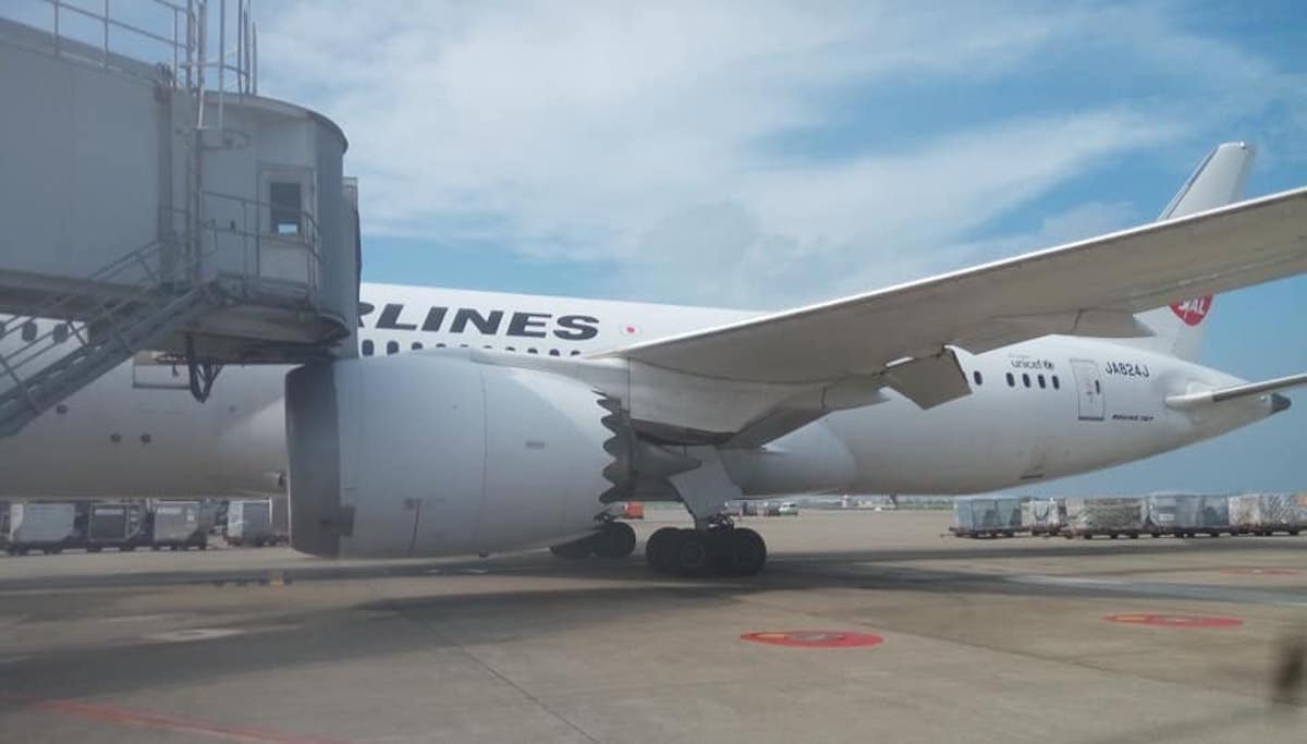 ▲日本航空一架編號 JL802 班機，上午 9 時許準備離場時，疑似桃勤人員操作拖拉機不當，導致飛機左引擎蓋上方擦撞到空橋。（圖／翻攝自臉書）