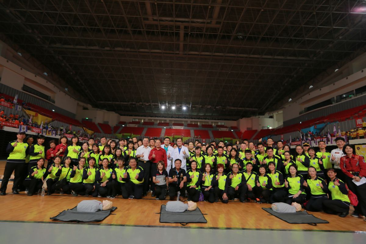 ▲國際獅子會300-G1區舉辦獅子盃全民趣味運動大會，會中進行了壯觀的千人CPR宣導，同時也捐贈救災服務專車及設備給新竹縣義勇消防總隊。（圖／新竹縣消防局提供，2019.10.06）