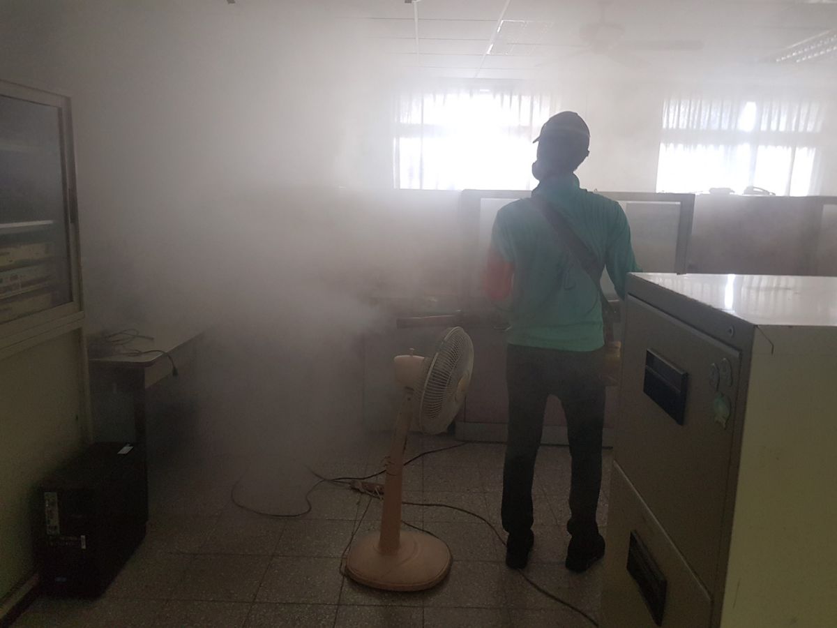 ▲防疫人員進行室內化學防治。（圖／台南市登革熱防治中心）