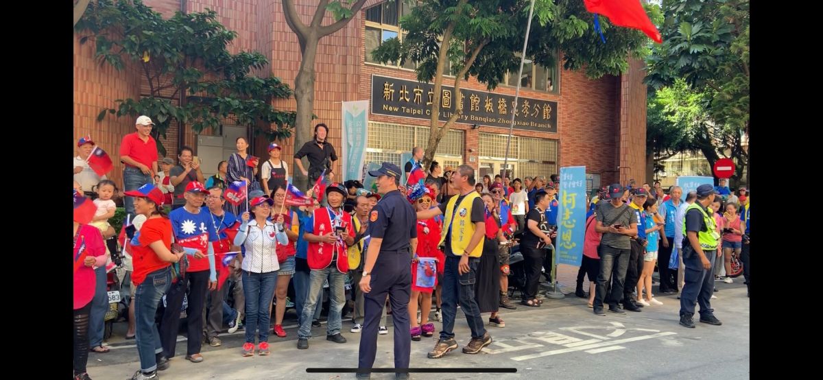 韓粉在圖書館外頭高喊口號，即便隔音做得好，館內仍聽得十分清楚。 (圖/記者吳承翰攝穎)