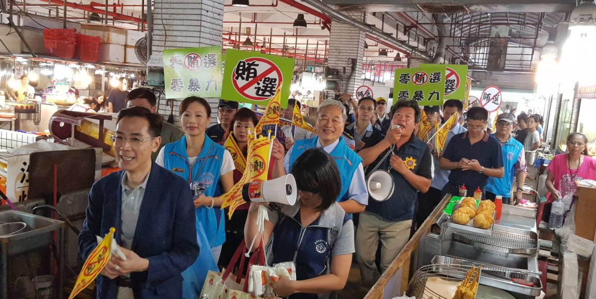 ▲嘉義地區治安機關首長在地檢署繆卓然檢察長領銜，前往漁市場等地，接地氣的宣導反賄選。（圖／嘉義地檢署提供）