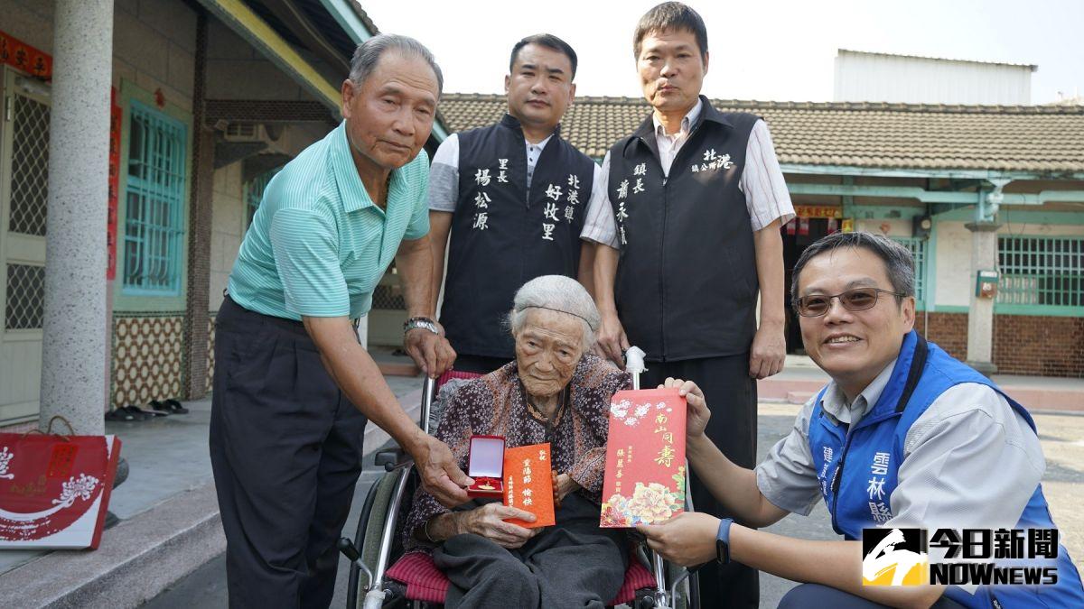 ▲鎮長蕭永義及處長李俊興等人一一前往百歲人瑞家裡，慰問並致贈金鎖片及敬老禮金。（圖／記者蘇榮泉攝，2019.10.06）