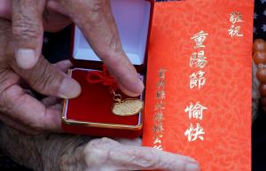 ▲總統府及衛福部都會共同贈送人瑞金鎖片。(圖/NOWnews資料照) ▲總統府及衛福部都會共同贈送人瑞金鎖片。(圖/NOWnews資料照)