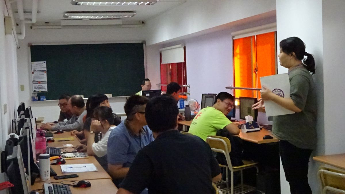 ▲小芯（站立者）是重器障者，接受職業訓練順利轉換跑道，已成快樂上班族。（圖／金武鳳攝，2019.10.6)