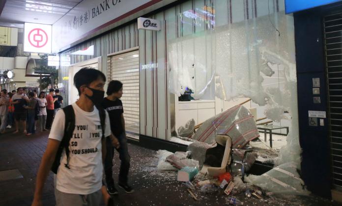 ▲香港一間中國銀行分行遭激進派示威者砸毀。（圖／美聯社／達志影像）