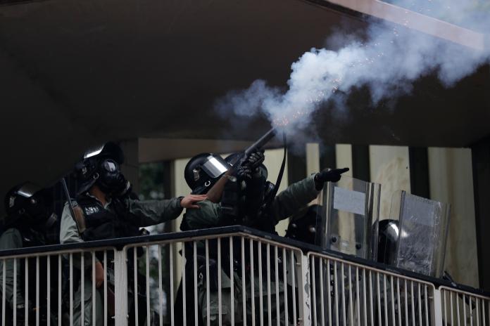 ▲港警在金鐘道發射催淚彈驅散示威者。（圖／美聯社／達志影像）