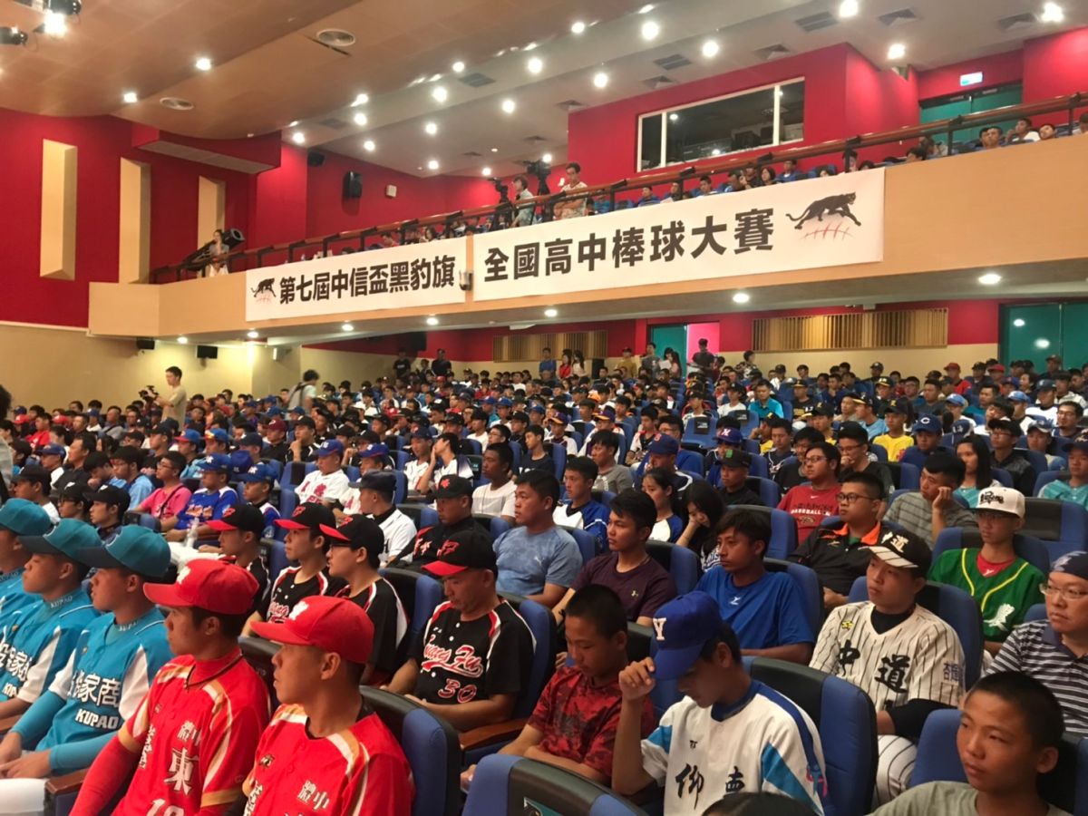 ▲黑豹旗抽籤，棒協理事長辜仲諒致詞學生全身灌注。（圖／記者雷明正攝影）