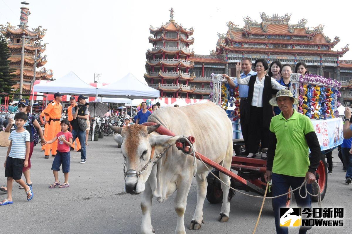 ▲彰化縣長王惠美搭海牛牛車，體驗漁民前往潮間帶養蚵採蚵的過程。（圖／記者陳雅芳攝，2019.10.06）