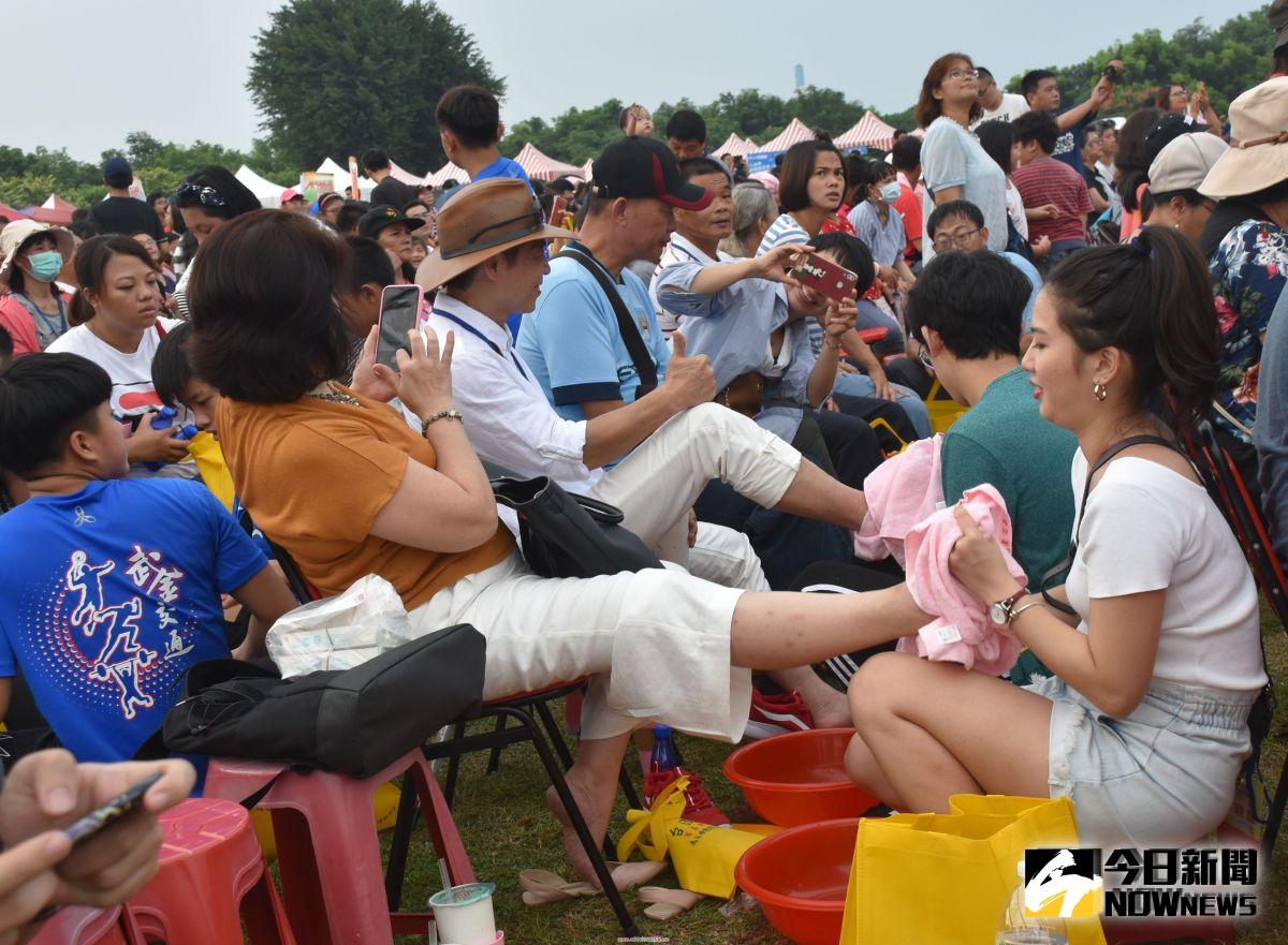 ▲數以千計民眾報名參加孝親洗腳，畫面溫馨感人。（圖／記者郭春輝攝，2019.10.06）