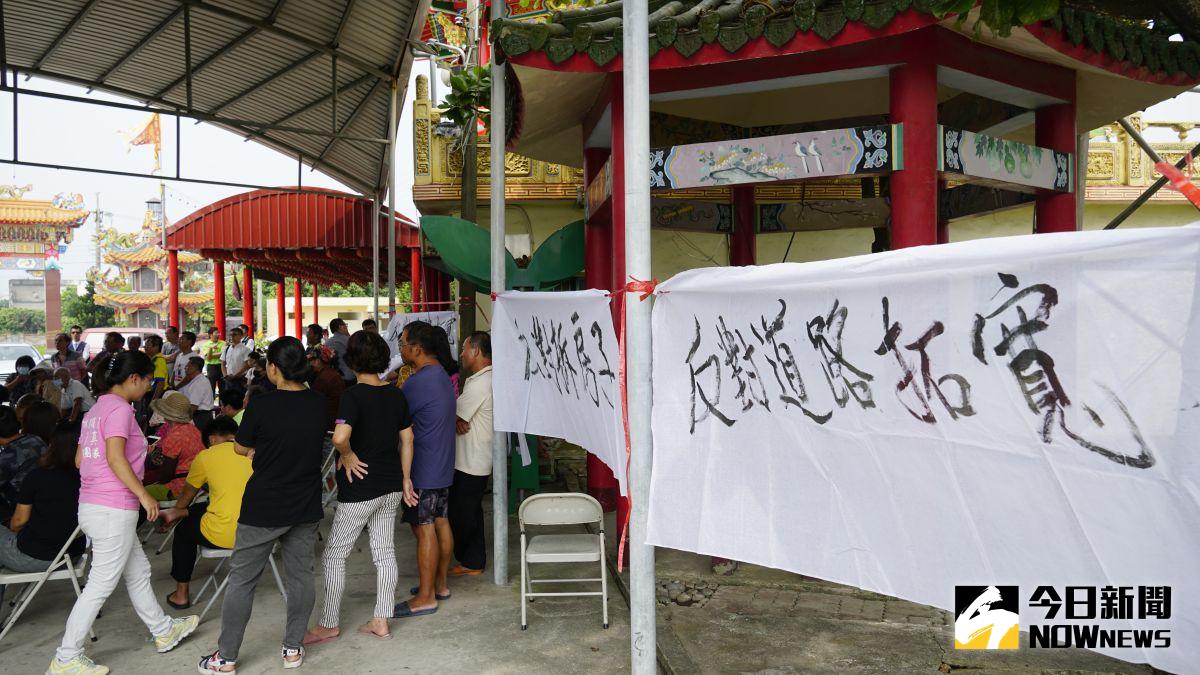 ▲第三次公聽會場掛滿「反對拆房子」、「反對道路拓寬」抗議布條。（圖／記者蘇榮泉攝，2019.10.06）