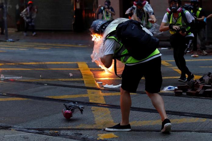 ▲香港示威者與警方爆發激烈衝突，有多名記者被汽油彈擊中，一度着火。（圖／翻攝香港01）