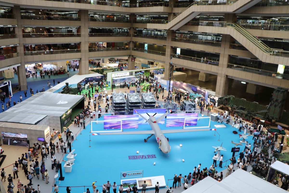 ▲每兩年一屆的台北航太展於世貿中心舉行，圖片大型無人機所在位置就是一館D區，也就是中庭區。（圖／作者提供）
