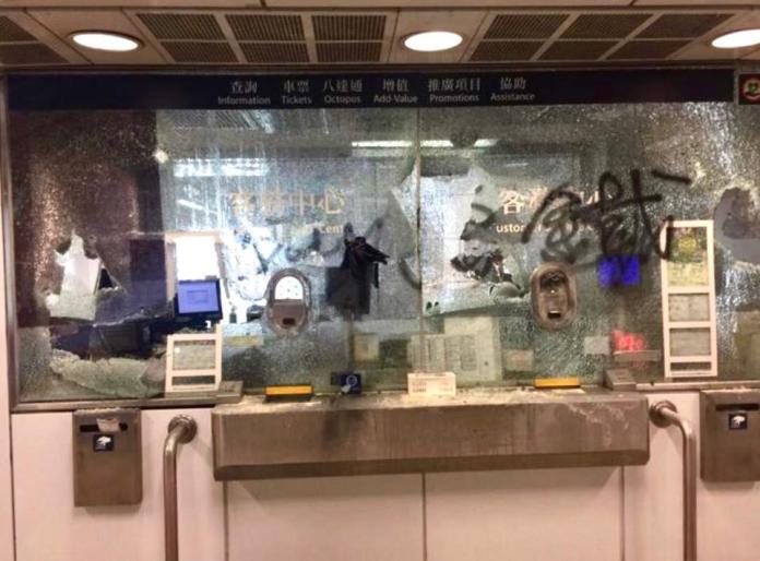 ▲香港地鐵多站被破壞而影響營運。（圖／翻攝自香港警察臉書專頁）
