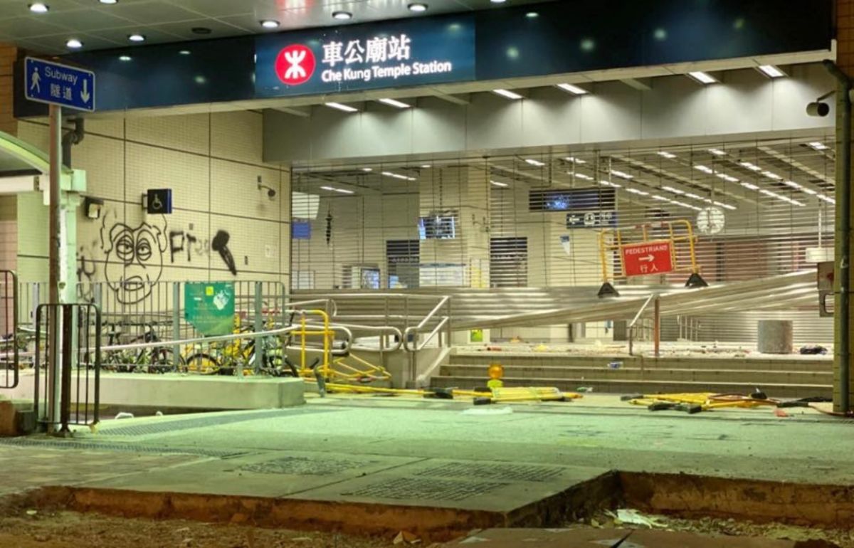 ▲香港地鐵多站被破壞而影響營運。（圖／翻攝自香港警察臉書專頁）