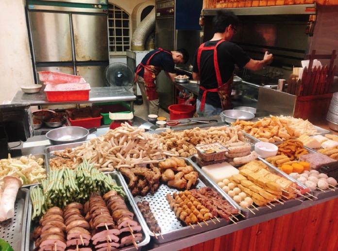 ▲台灣國民美食之一的鹽酥雞攤由於品項多元選擇自由，一直是大多數人的宵夜首選。（圖／NOWnews資料照）