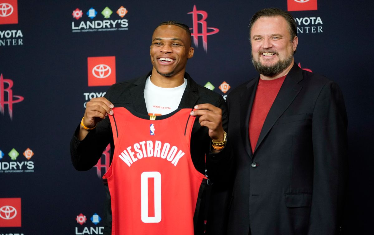 火箭總經理Daryl Morey公布 Russell Westbrook 的新球衣。（圖／美聯社／達志影像）