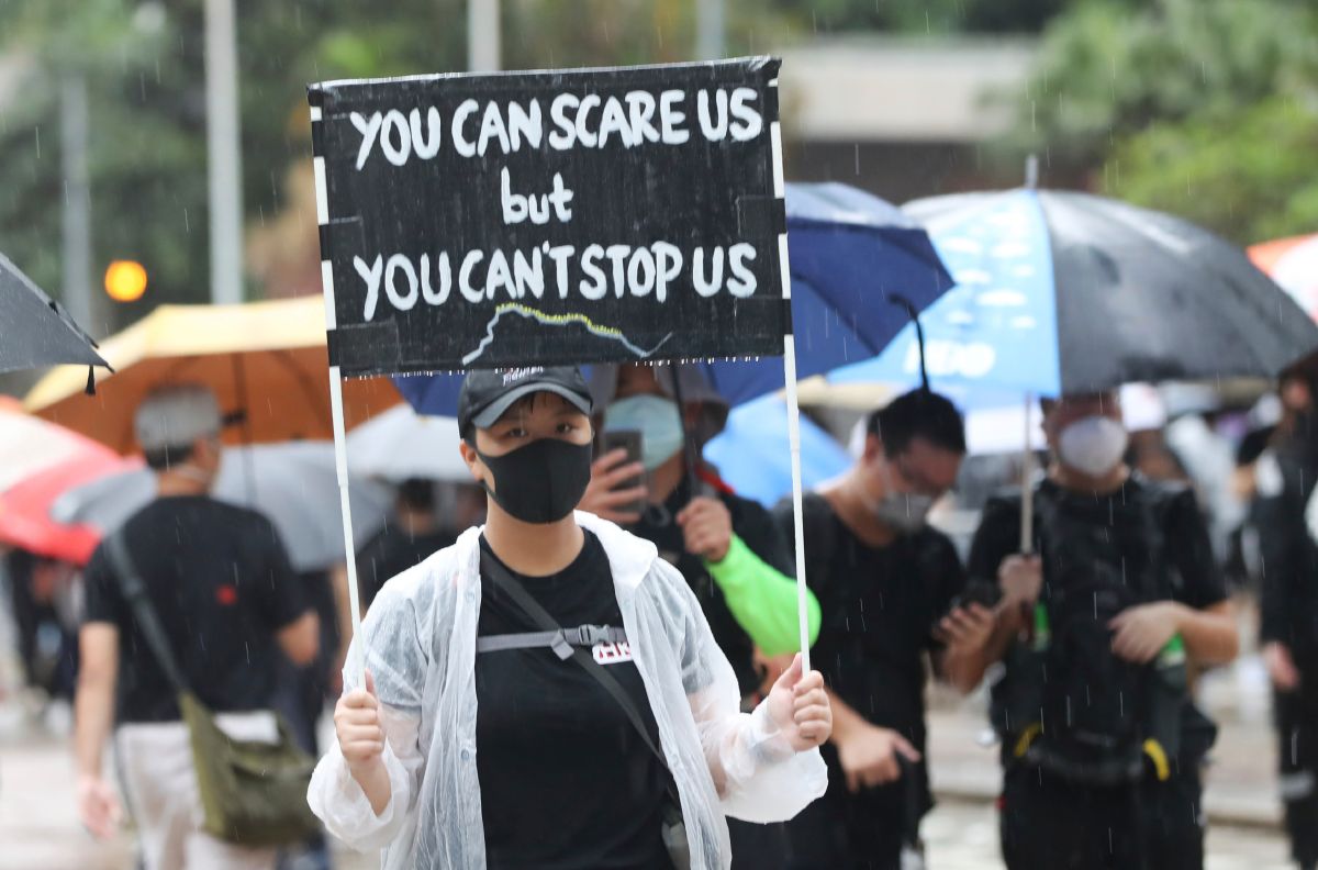▲香港特首林鄭月娥，日前宣布引用緊急法頒布《禁蒙面法》，進一步引發港民不滿，再次走上街頭。（圖／美聯社／達志影像）