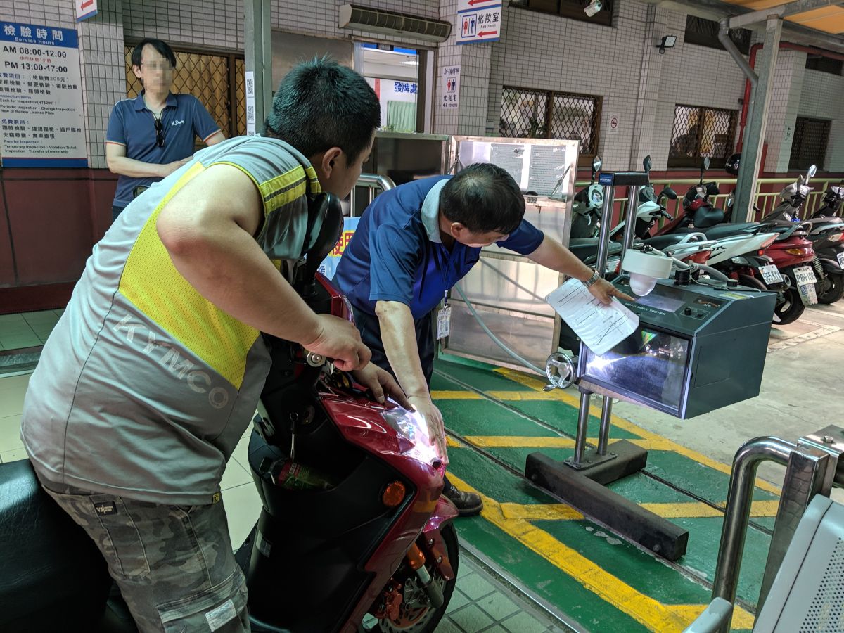 ▲板橋監理站表示，頭燈應使用車輛型式安全審驗合格的燈具（泡），經公路監理機關檢驗合格，方能辦理變更登記。（圖／板橋監理站提供）