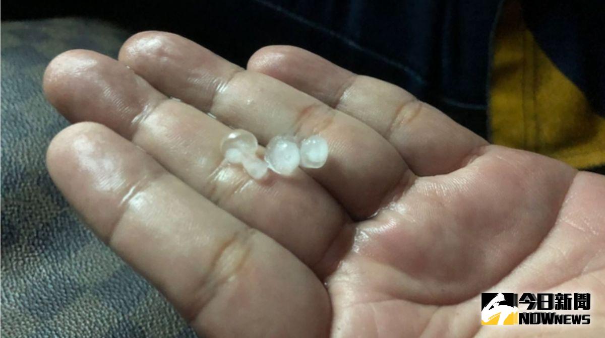 泰國曼谷日前下冰雹，引起不少曼谷民眾爭相上傳影片和照片，關於冰雹下的情況和手上接起來的冰雹。（圖／ANN）