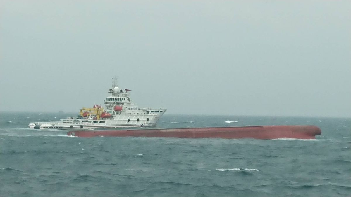 ▲海峽中線台灣攤有二艘陸船遭浪吞噬，情況緊急，港中台均派機船出動救援目前已知有13名船員獲救、12人失蹤。（圖／澎湖海巡隊提供）