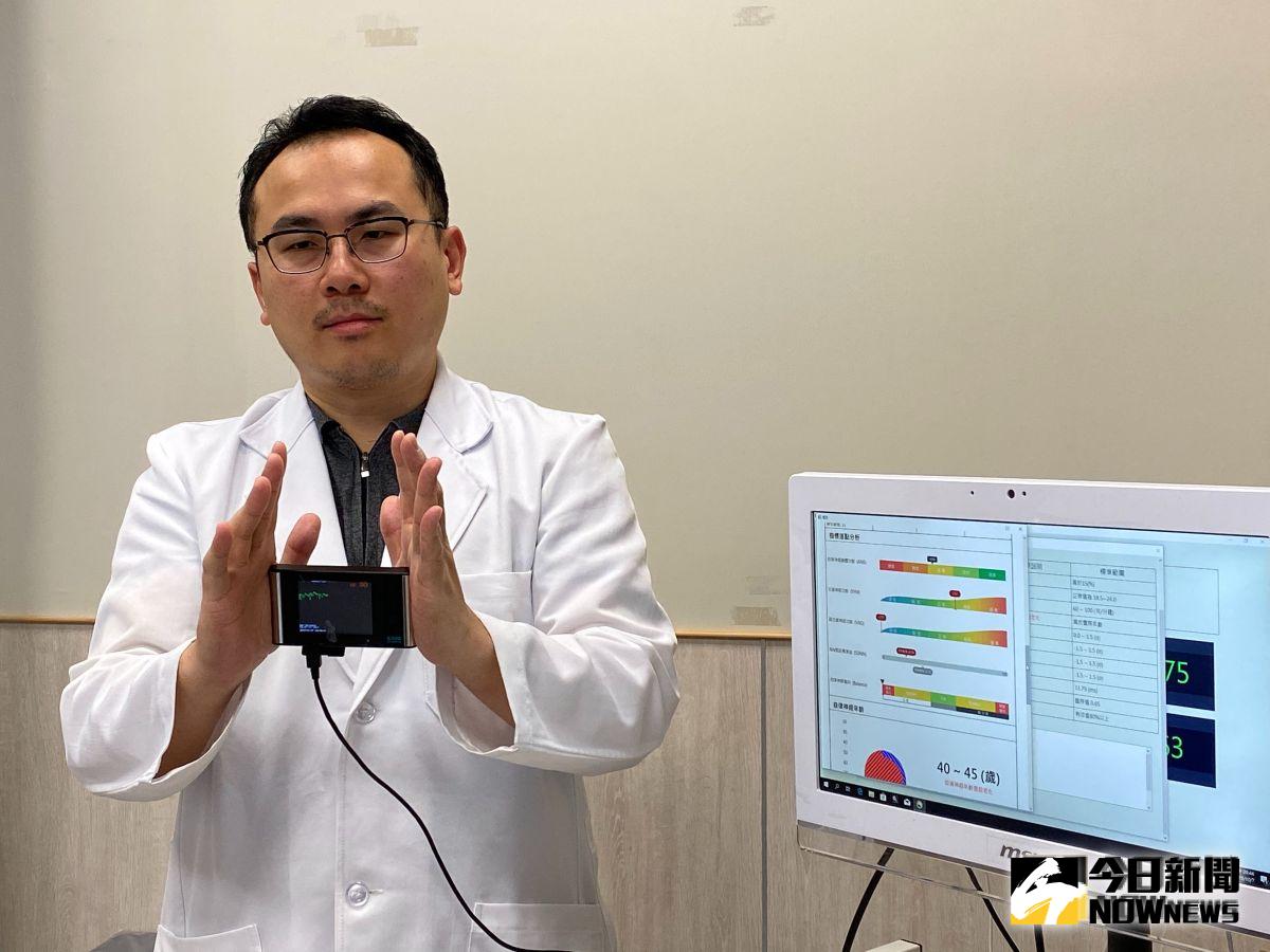 ▲身心科醫師周伯翰示範檢測儀，呼籲提高公眾對精神疾病的認識。（圖／記者常似虎攝，2019.10.07）