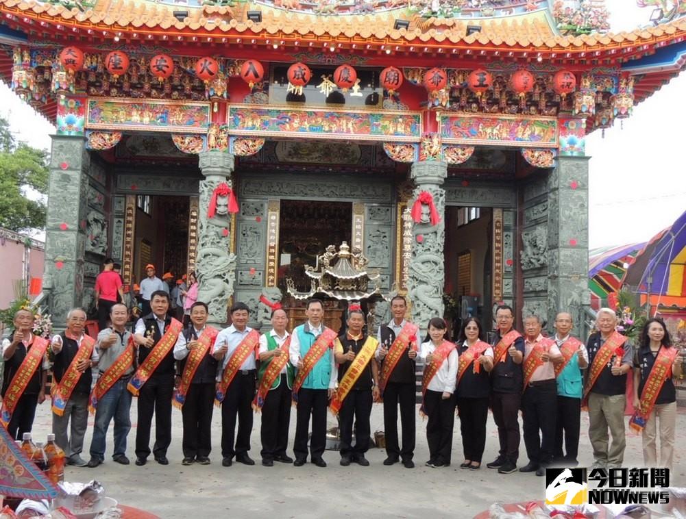 ▲新港鄉南港村大崙庄的百年王爺新舊廟兩全其美並存庄頭，七日隆重舉行開廟門及新廟落成剪綵典禮。（圖／記者任禮清攝　2019.10.07）