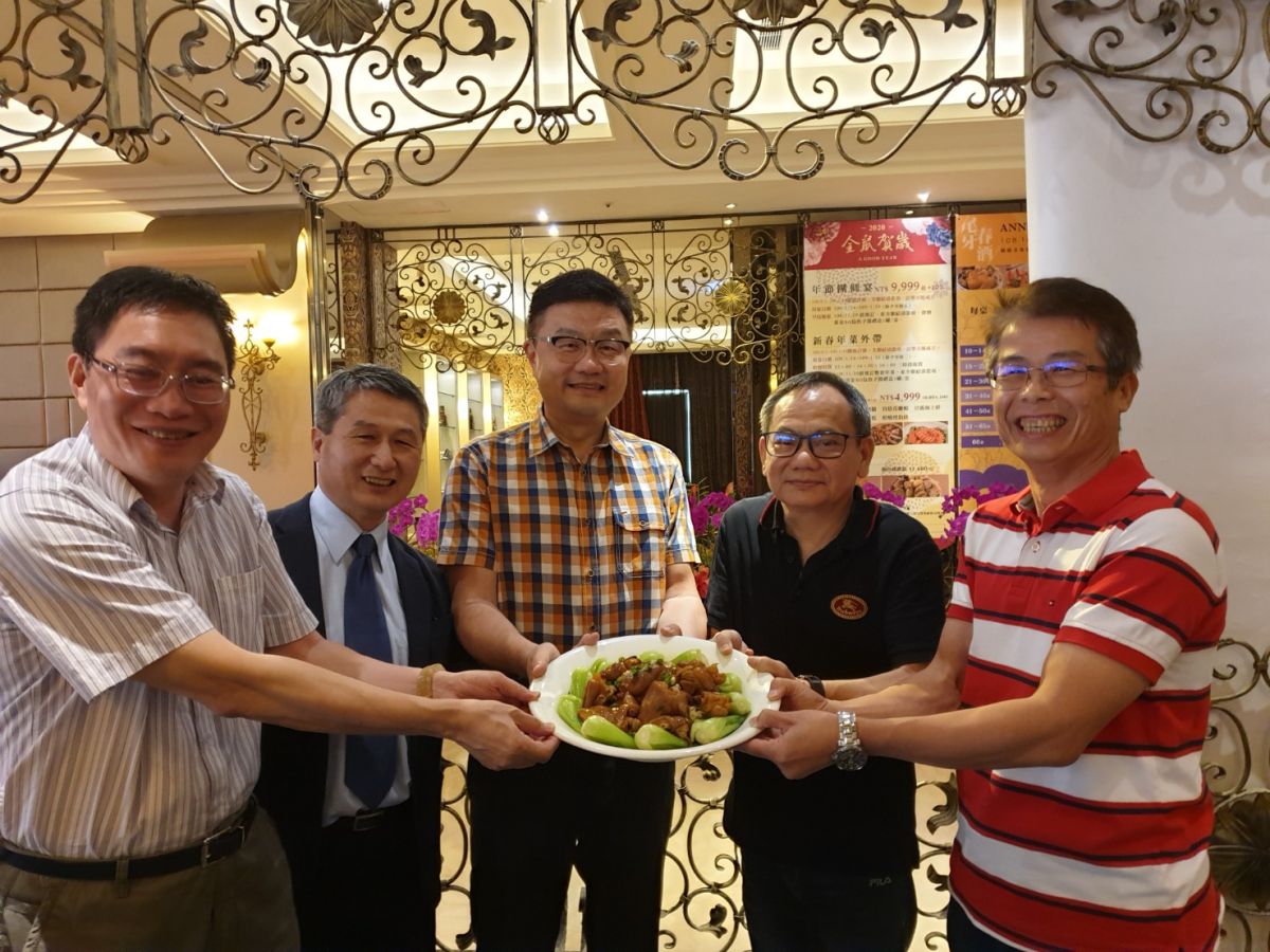 ▲台中知名婚宴餐廳潮港城，今天宴請百位長輩享用百匯，董事們熱情接待，端出豬腳麵線祝長輩呷百二。（圖／金武鳳攝，2019.10.7)