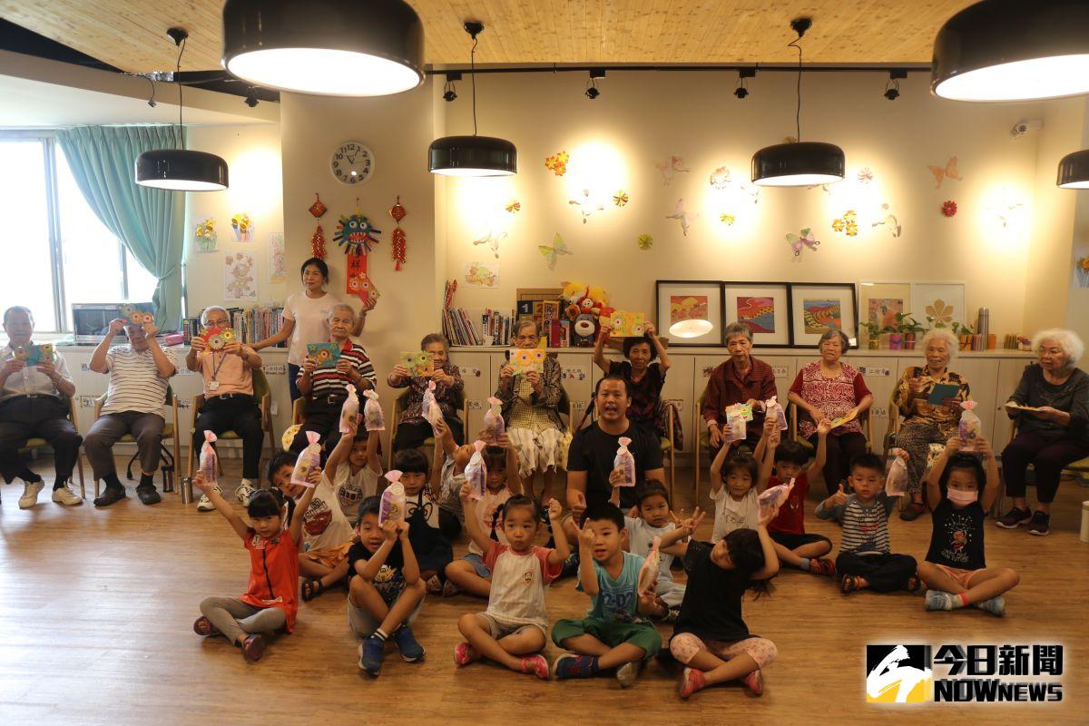 ▲歡度重陽節，連瑪玉學苑爺爺、奶奶和大村芝麻街幼兒園學童同聚一堂歡度九九重陽節。（圖／記者陳雅芳攝，2019.10.07）