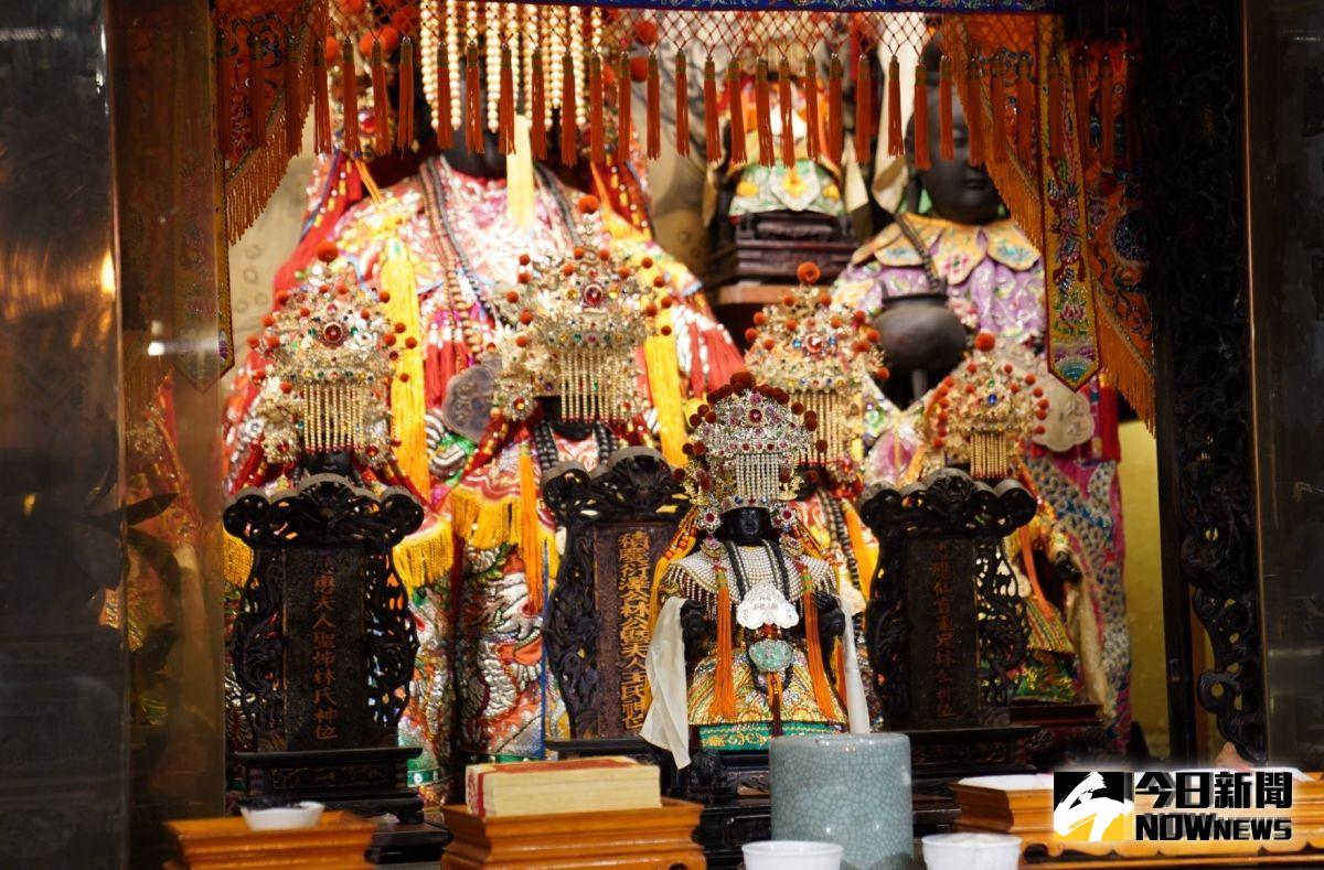 ▲秋祭典禮前神案上迎出媽祖神尊及聖父母和兄長神位牌。（圖／記者蘇榮泉攝，2019.10.07）