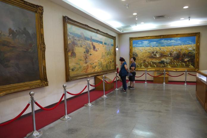 ▲古寧頭戰史館內收藏13幅名家巨幅油畫作品，一直是遊客參觀時的重點所在。（圖／蔡若喬攝, 2019.10.07）