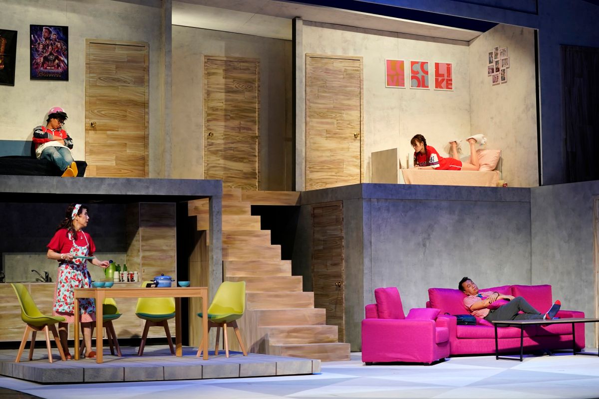 ▲2019年家庭溫馨喜劇《當我們同在一起》四口之家各自空間。（圖／春河劇團提供）