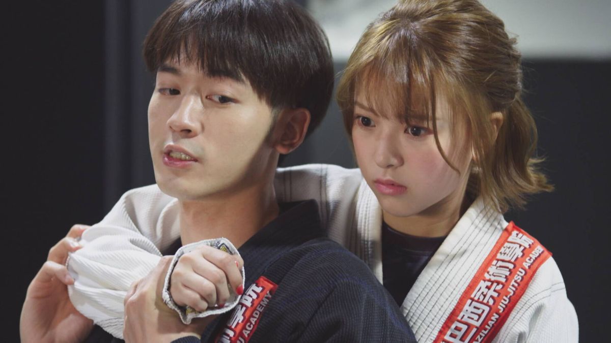 ▲吳思賢示範「撩妹摔」。（圖／三立提供）