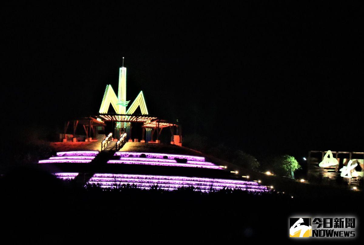 ▲以「山」的象形文字所設計名為「山水映輝」，7日晚間正式點亮，豐富多彩的燈光妝點成新的夜晚打卡景點。（圖／記者張塵攝，2019.10.07）