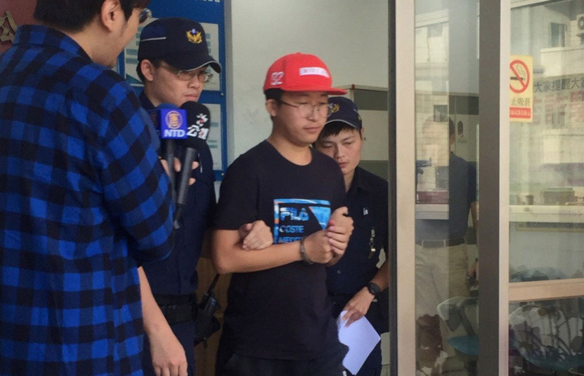 ▲撕毀台大連儂牆的李姓陸客遭限制出境、出海。（圖／中央社資料圖片）