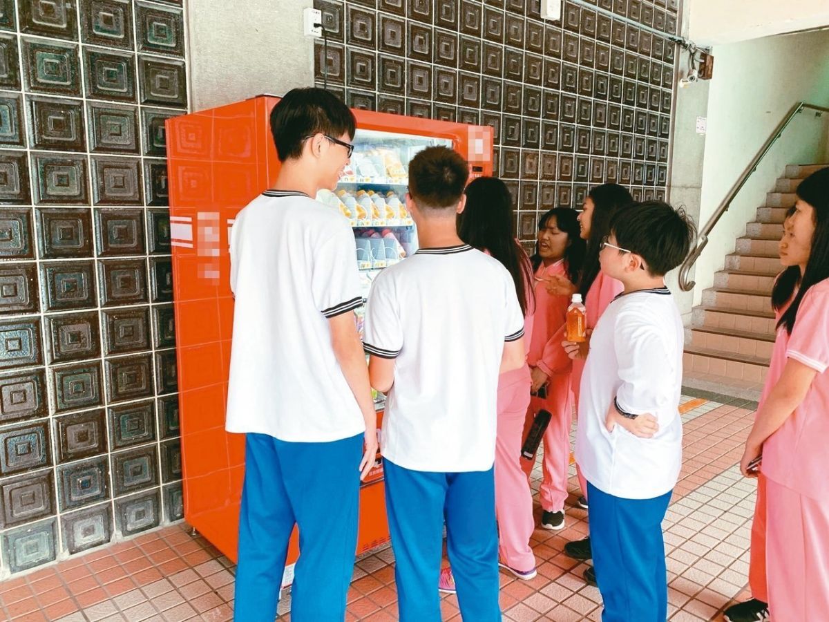 ▲台北市教育局規劃「智慧自動販賣機」全面進駐校園，甚至規定每校至少設立 1 個智慧販賣機，引發學生個資外流等疑慮。（圖／台北市教育局提供）