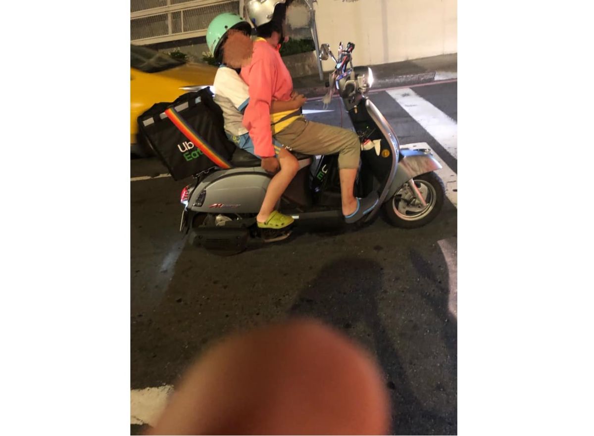 ▲有網友拍到母女組隊接單跑外送的畫面，後座小孩看似累癱，讓大家十分不捨。（圖／翻攝自爆廢公社）