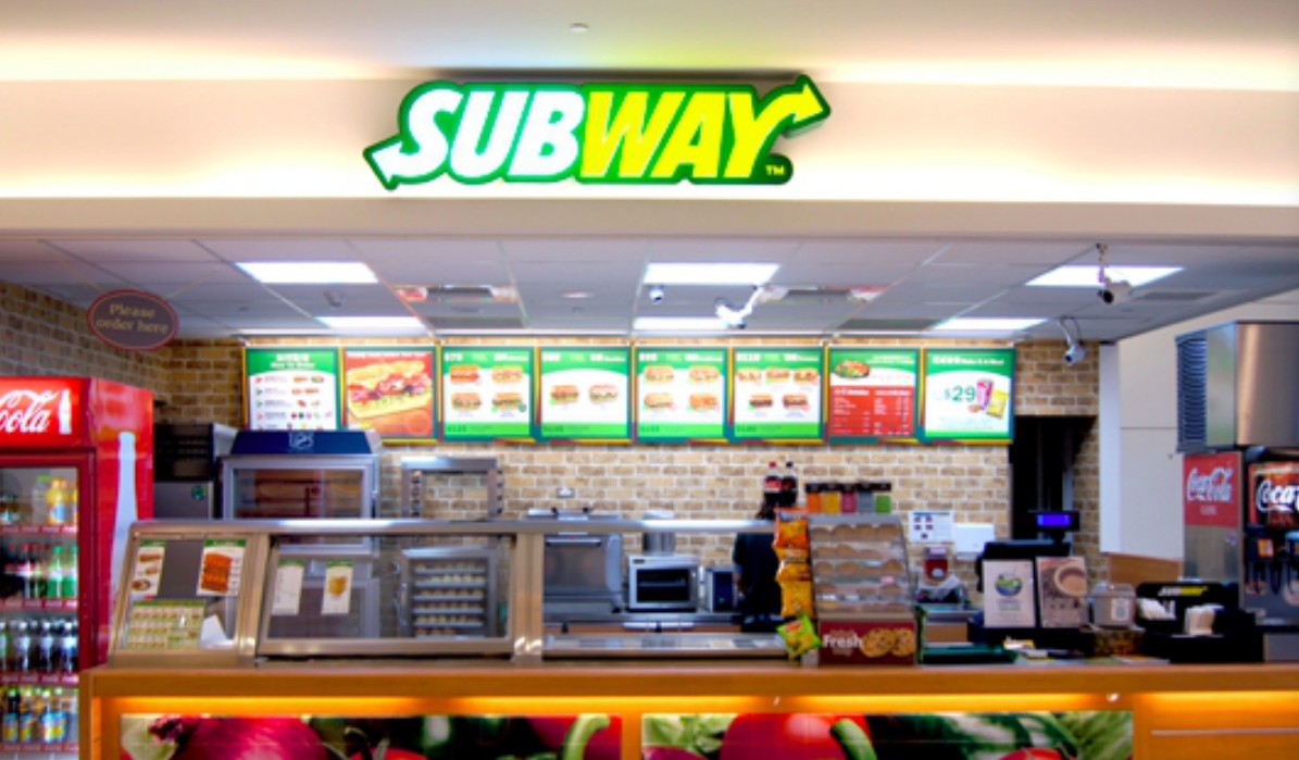 ▲SUBWAY潛艇堡怎麼吃才內行？就有網友瘋喊「低調神物」必加，就連員工也大讚吃完「絕對難忘」。（圖／翻攝桃園國際機場官網）