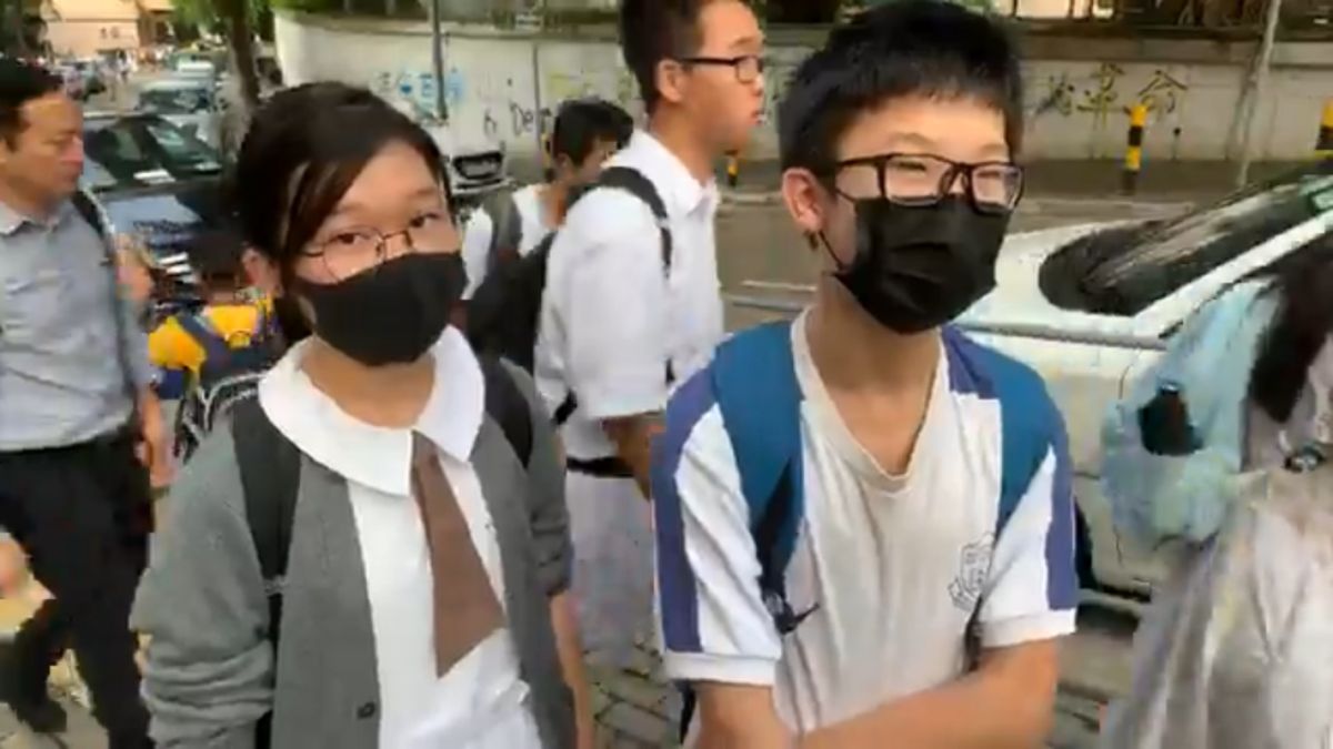 ▲禁蒙面法實施後第 1 個上學日，仍有不少學生繼續戴口罩去學校，其中不乏是對政府新法規的不滿。（圖／翻攝自立場新聞）