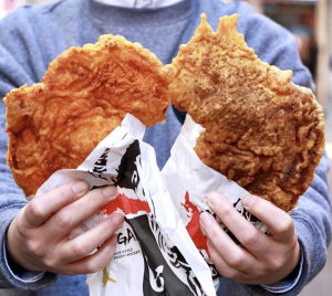 今年九月底才進駐新加坡的艋舺雞排捲起了一股雞排風潮。（圖取自臉書艋舺ㄟ 雞排總部）