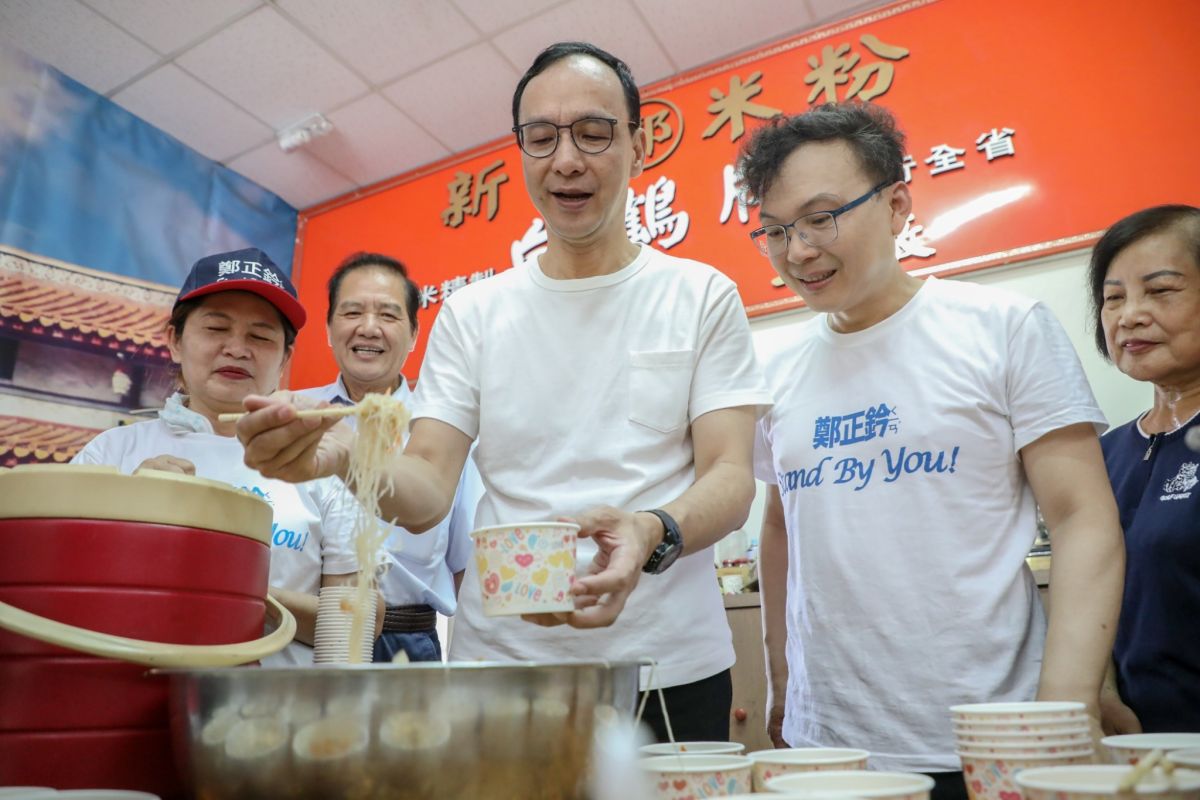 前新北市長朱立倫8日前往新竹市與國民黨立委參選人鄭正鈐體驗米粉製作。（圖 / 朱立倫辦公室提供）