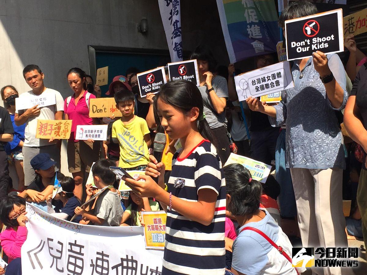 ▲目前就讀小6的自學生楊澂昀（持麥克風者）說，如果覺得自己沒有發言的必要，自由就會慢慢遠離。（圖／記者黃仁杰攝, 2019.10.8）