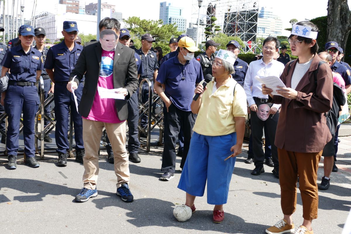 ▲搶救大潭藻礁行動聯盟等環團上演踢皮球行動劇 ，諷刺當局不願處理此案。（圖／搶救大潭藻礁行動聯盟提供）